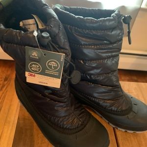 NEVER WORN size 6 Kamik weather proof snow boots